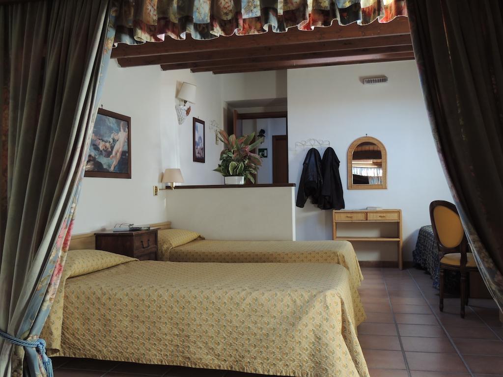 Villa Country Relais I Due Laghi Anguillara Sabazia Habitación foto