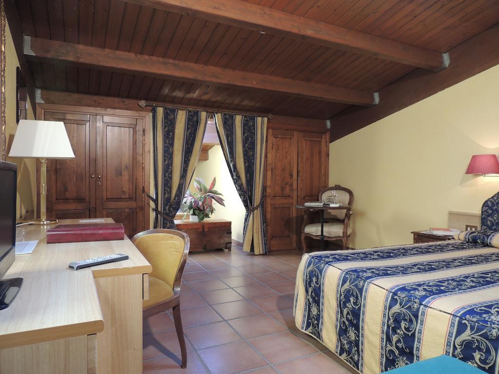 Villa Country Relais I Due Laghi Anguillara Sabazia Habitación foto